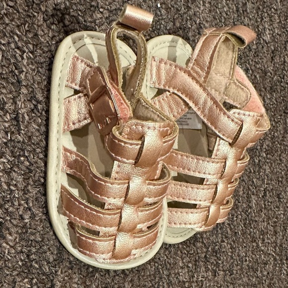 EUC Carter’s Newborn infant baby bronze toddler sandals 0-3 months shoes slipper - Picture 1 of 6